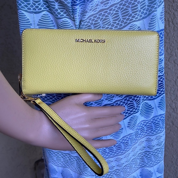 Michael Kors Jet Set Travel Large Travel CONTINENTAL 
Sunshine - Picture 12 of 16